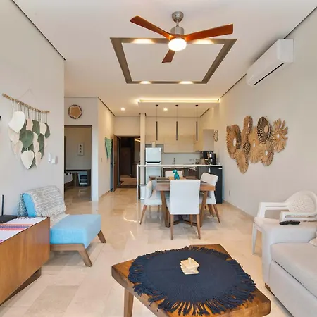 One Block From Beach In Hotel Zone Free Beach Club
